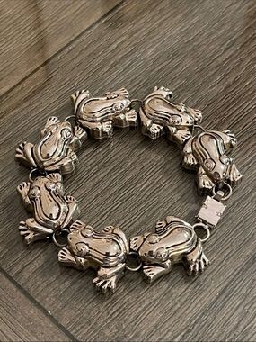Vintage BEST Silver-tone Metal Dimensional Amphibian Frog Figures Links Bracelet